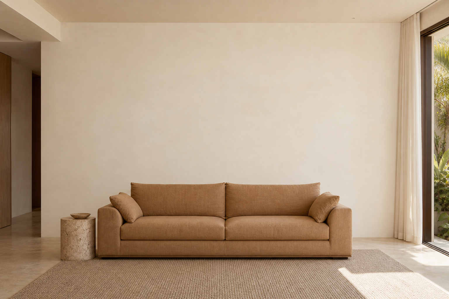 Sala contemporânea com parede clara e sofá em linho caramelo
