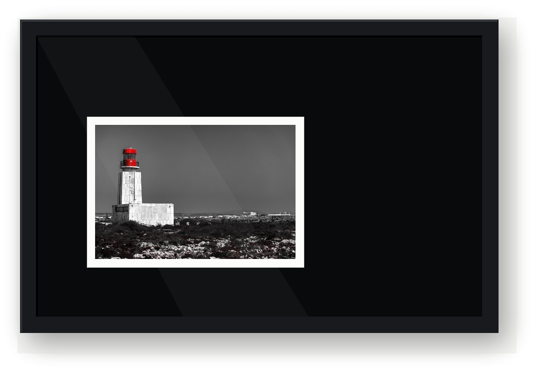 Quadro La Sentinella Rossa, fotografia monocromática do Farol de Sagres com cor vermelha seletiva
